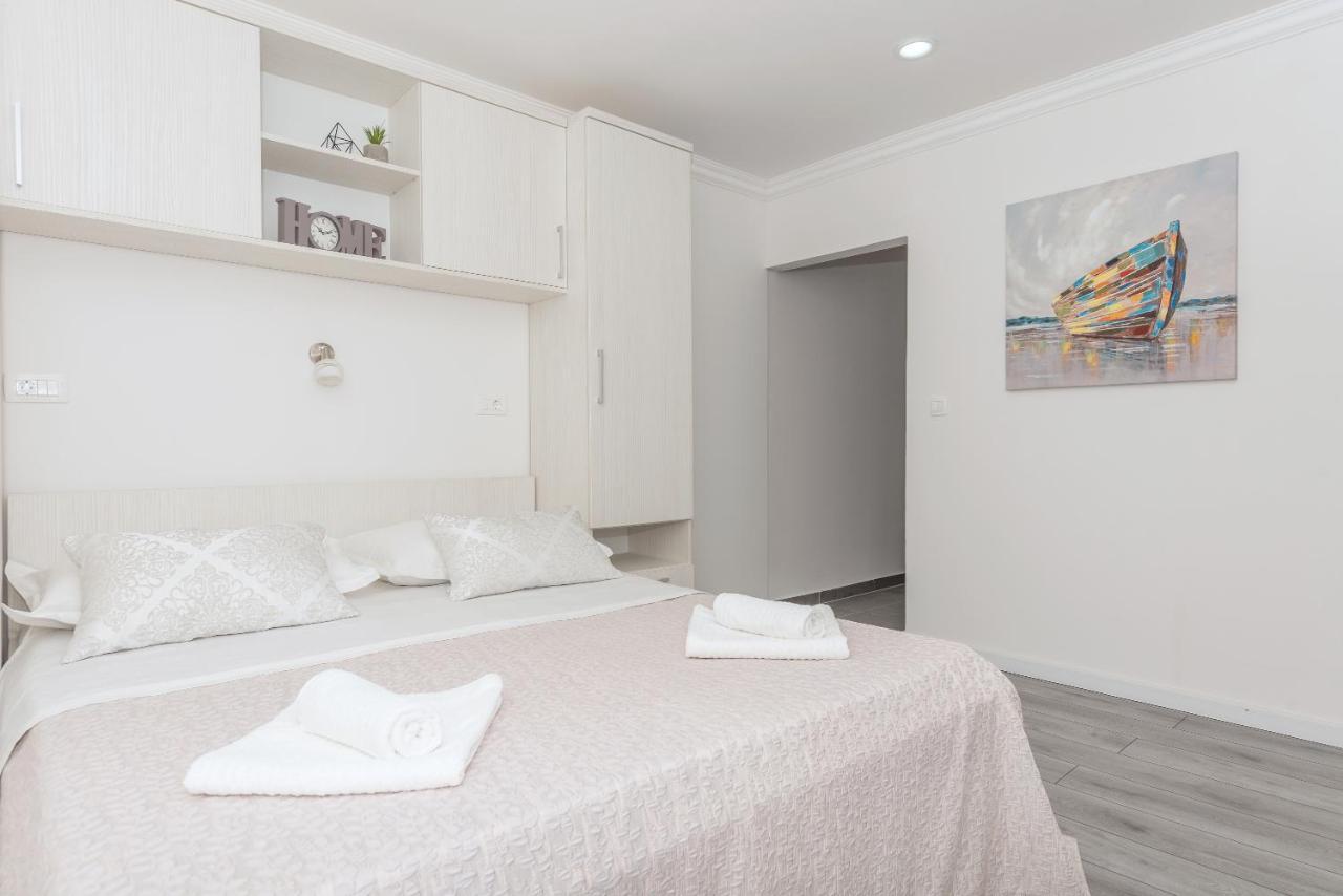 Apartments Petrusic Makarska Bagian luar foto