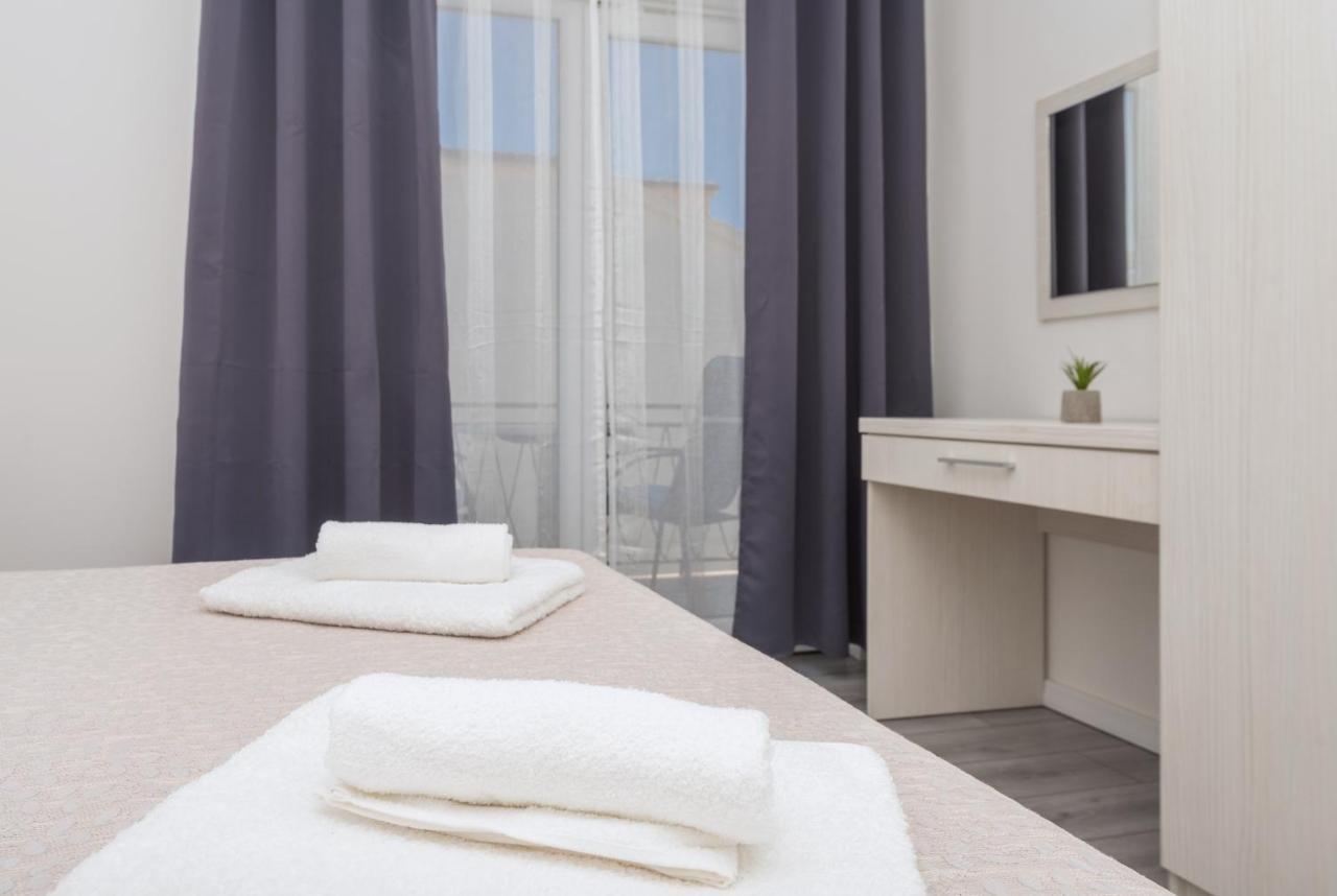 Apartments Petrusic Makarska Bagian luar foto